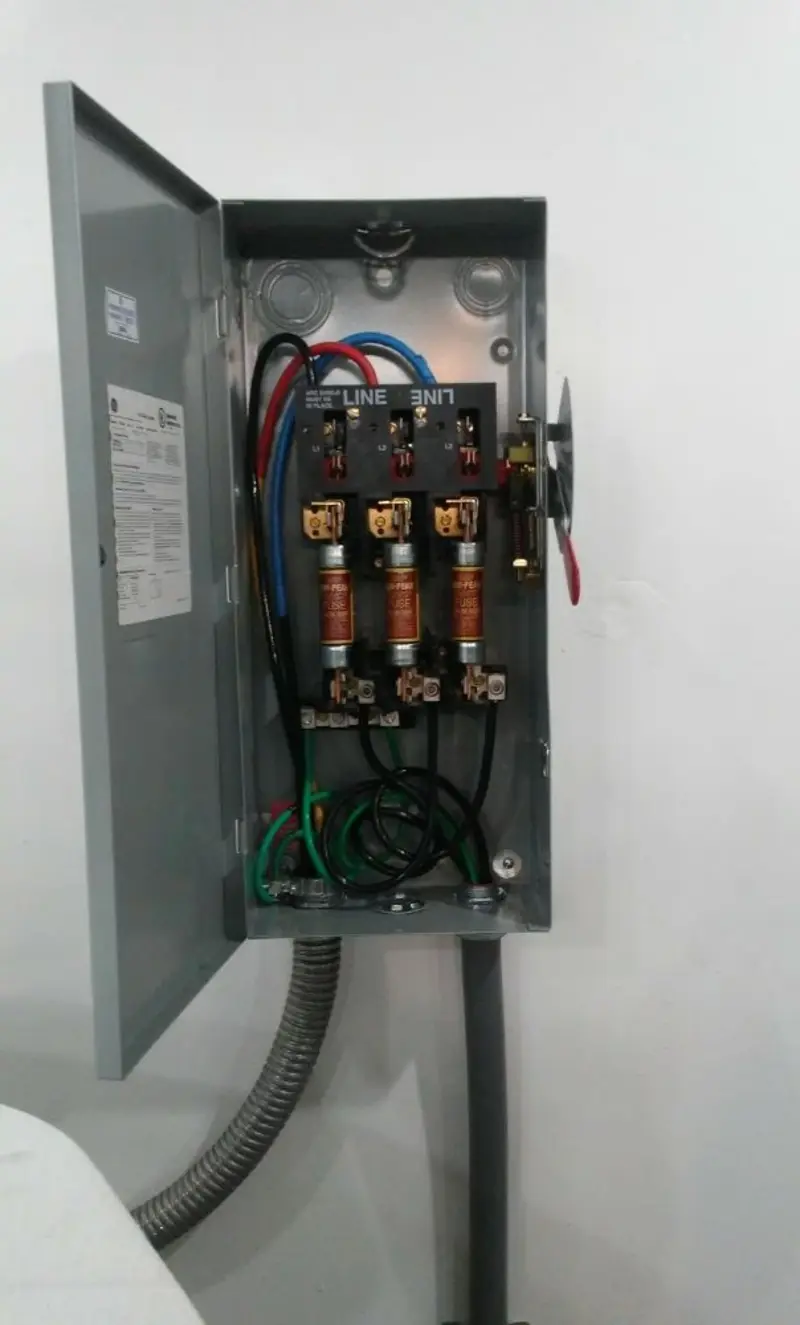 Three-phase disconnect switch installed for Smoke Detector Installation in Murillo